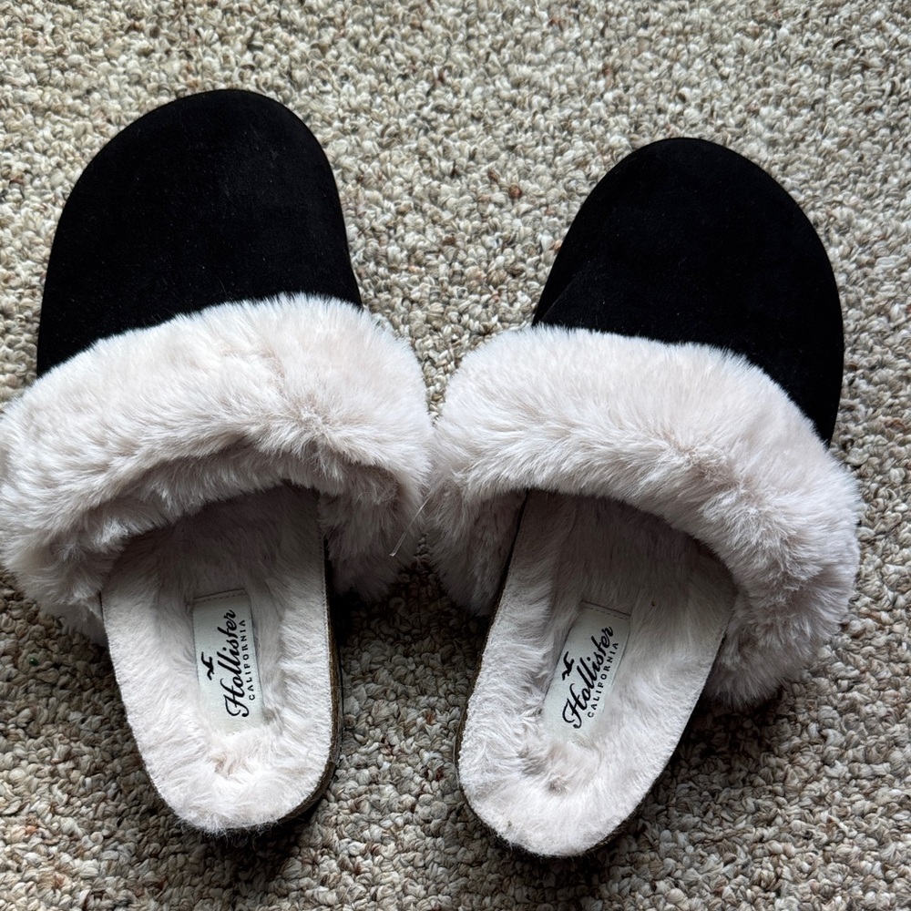 NWOT HOLLISTER Faux Fur Lined Black Slippers. Great gift or stocking stuffer!